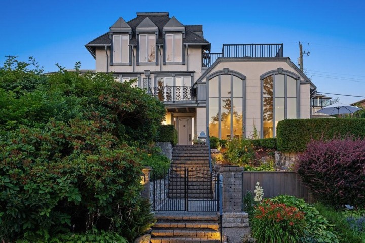 Photo 2 at 284 Sandringham Crescent, Upper Lonsdale, North Vancouver