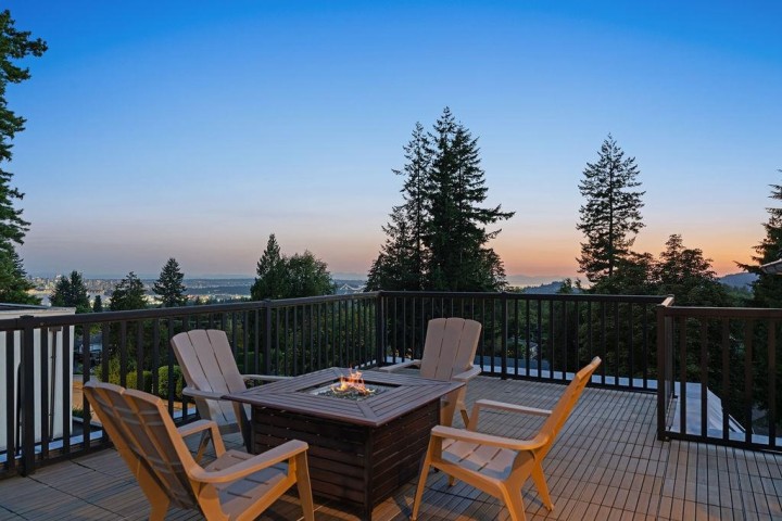 Photo 3 at 284 Sandringham Crescent, Upper Lonsdale, North Vancouver