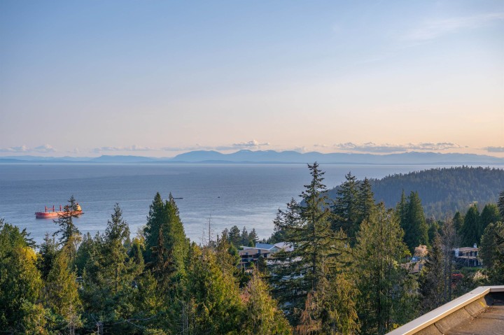 Photo 37 at 4060 Almondel Road, Bayridge, West Vancouver