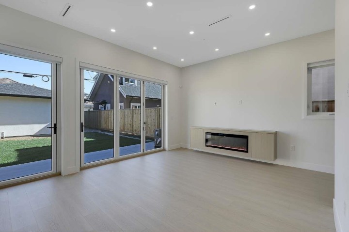 Photo 8 at 2 - 3251 E 44 Avenue, Killarney VE, Vancouver East