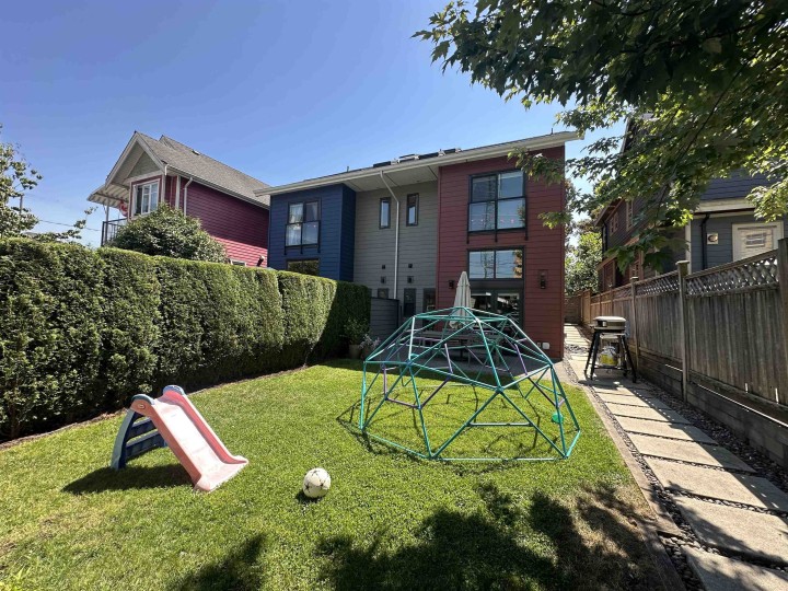 Photo 3 at 2073 E Pender Street, Hastings, Vancouver East