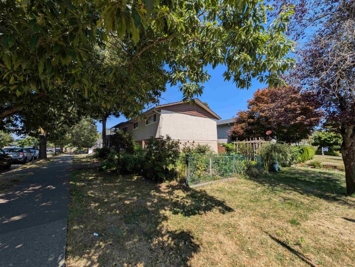 Photo 3 at 6388 Elliott Street, Killarney VE, Vancouver East