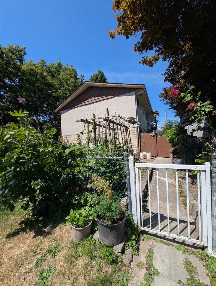 Photo 4 at 6388 Elliott Street, Killarney VE, Vancouver East