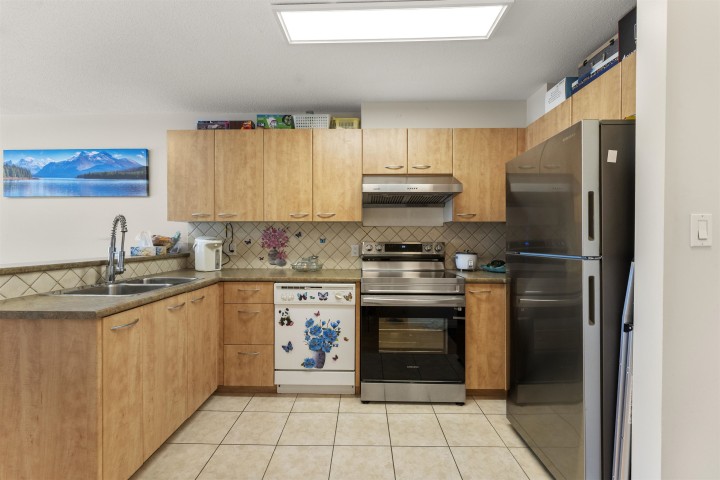 Photo 5 at 210 - 2973 Kingsway, Collingwood VE, Vancouver East