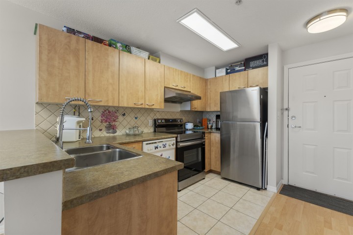 Photo 4 at 210 - 2973 Kingsway, Collingwood VE, Vancouver East