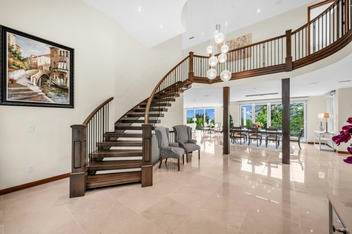 Photo 2 at 518 Ballantree Place, Glenmore, West Vancouver