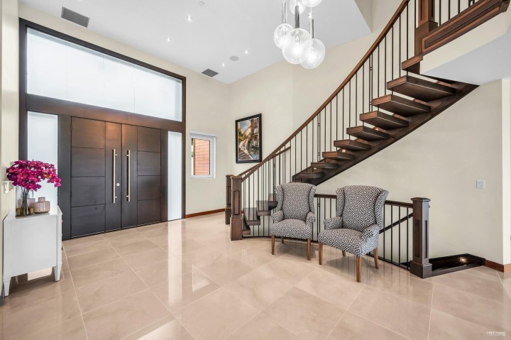 Photo 3 at 518 Ballantree Place, Glenmore, West Vancouver