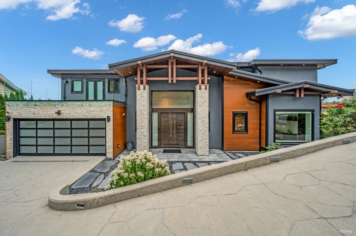 Photo 1 at 518 Ballantree Place, Glenmore, West Vancouver