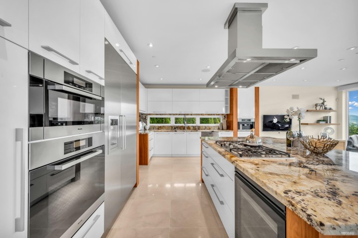 Photo 10 at 518 Ballantree Place, Glenmore, West Vancouver