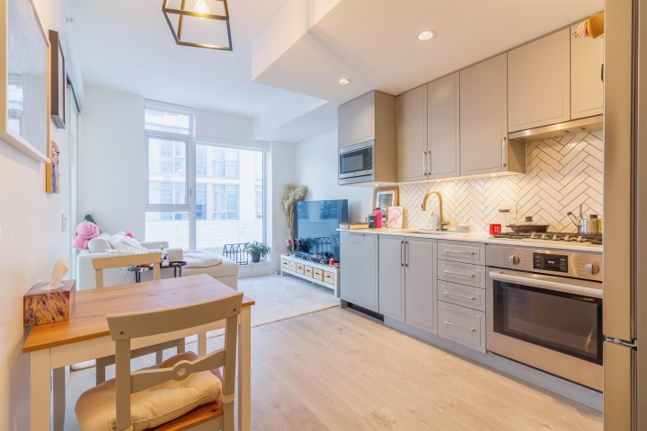 Photo 2 at 302 - 2435 Kingsway, Collingwood VE, Vancouver East