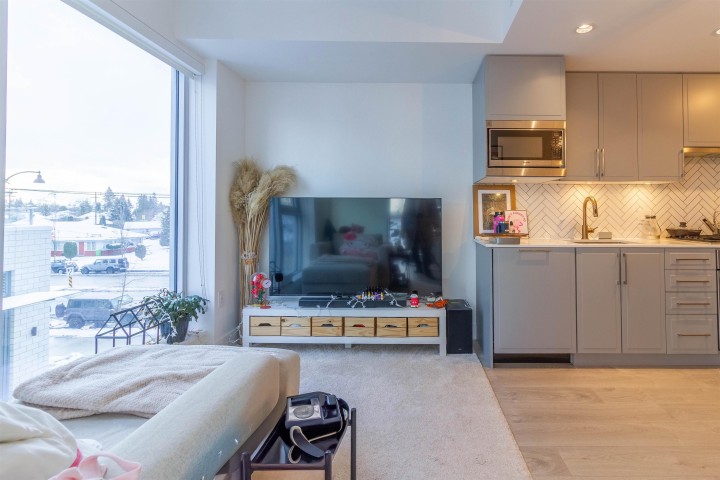 Photo 3 at 302 - 2435 Kingsway, Collingwood VE, Vancouver East