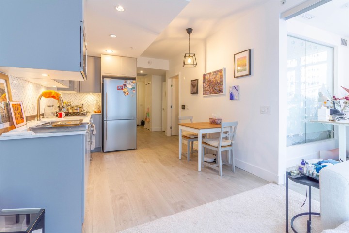 Photo 5 at 302 - 2435 Kingsway, Collingwood VE, Vancouver East