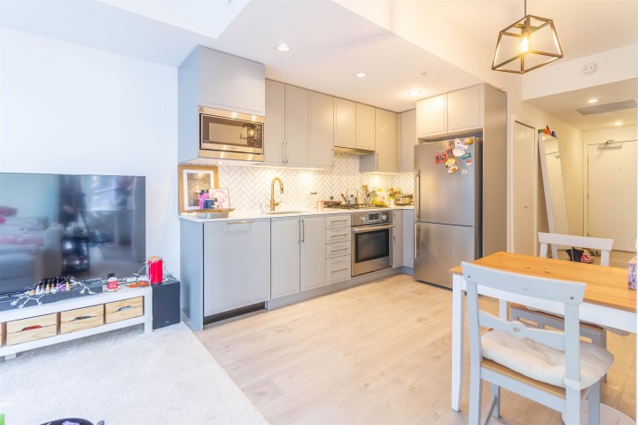 Photo 4 at 302 - 2435 Kingsway, Collingwood VE, Vancouver East