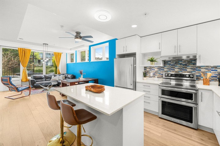 Photo 1 at TH5 - 2137 Chesterfield Avenue, Central Lonsdale, North Vancouver