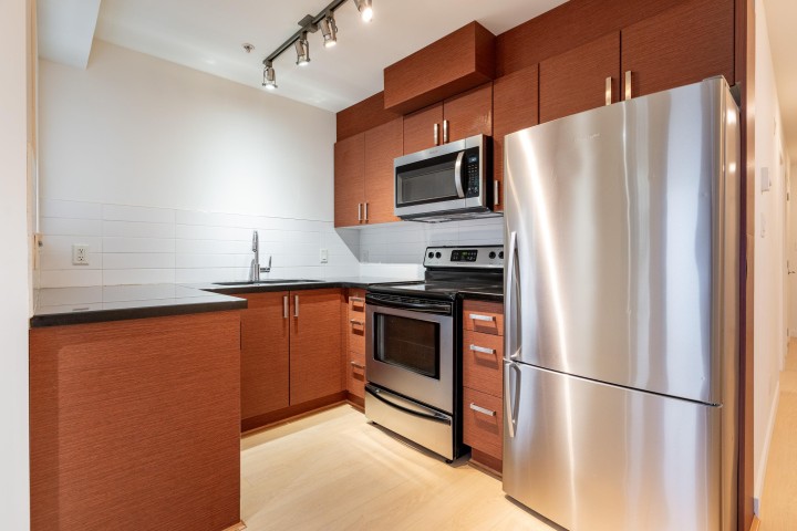 Photo 3 at 102 - 930 W 16th Avenue, Fairview VW, Vancouver West