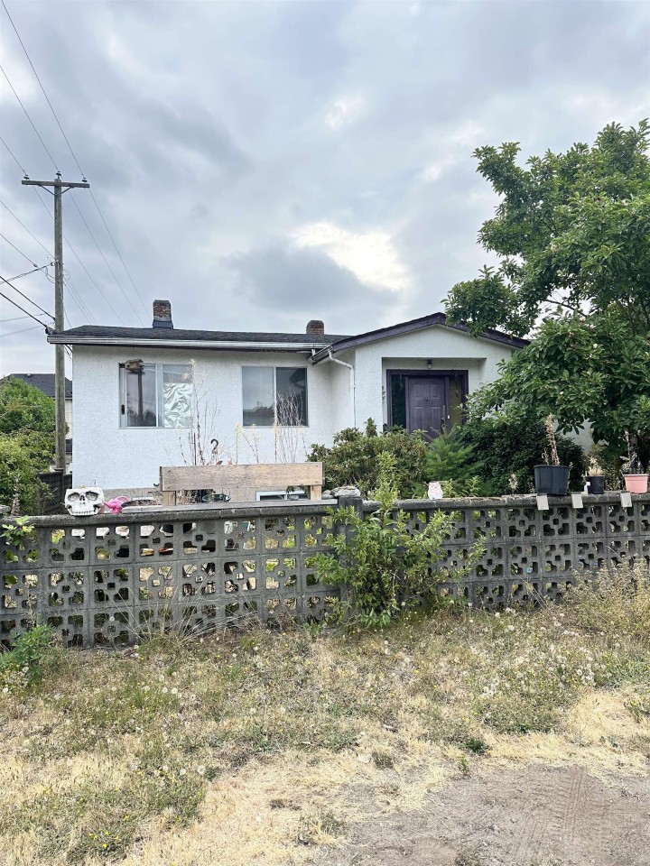 Photo 2 at 7830 Yukon Street, Marpole, Vancouver West