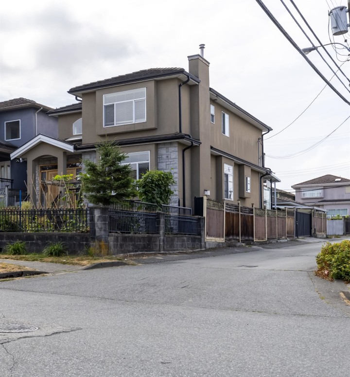 Photo 2 at 2034 E 38th Avenue, Victoria VE, Vancouver East