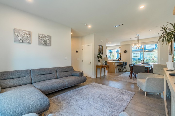 Photo 4 at 11 - 933 Premier Street, Lynnmour, North Vancouver