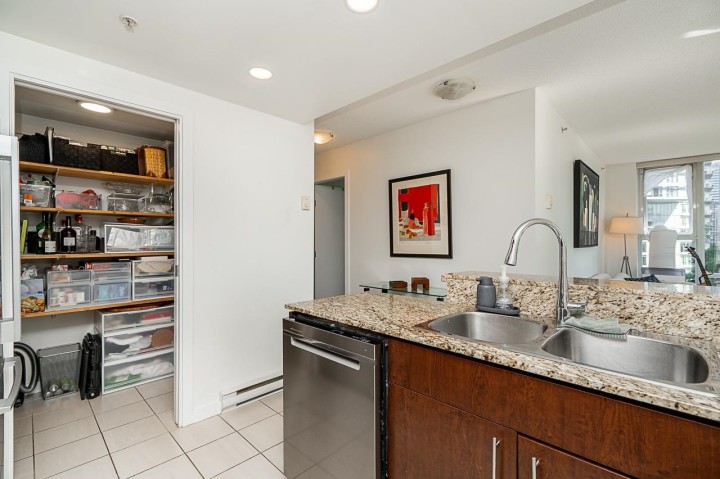 Photo 7 at 908 - 550 Pacific Street, Yaletown, Vancouver West