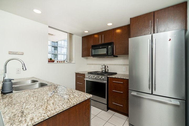 Photo 5 at 908 - 550 Pacific Street, Yaletown, Vancouver West