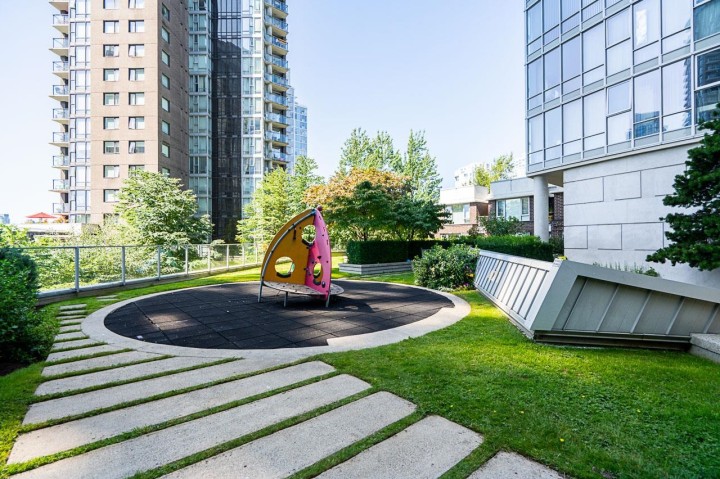 Photo 18 at 908 - 550 Pacific Street, Yaletown, Vancouver West