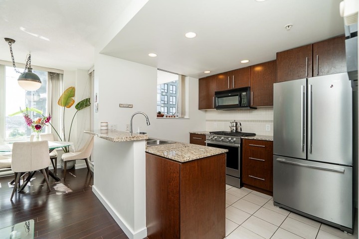 Photo 4 at 908 - 550 Pacific Street, Yaletown, Vancouver West