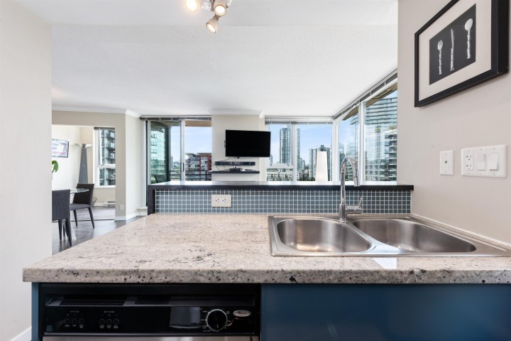 Photo 9 at 1606 - 33 Smithe Street, Yaletown, Vancouver West