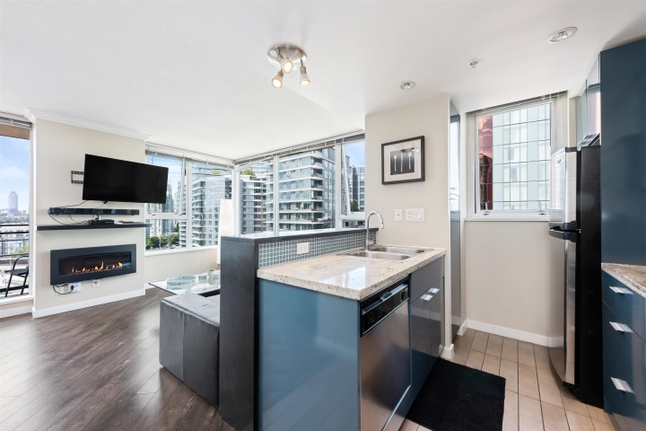 Photo 8 at 1606 - 33 Smithe Street, Yaletown, Vancouver West