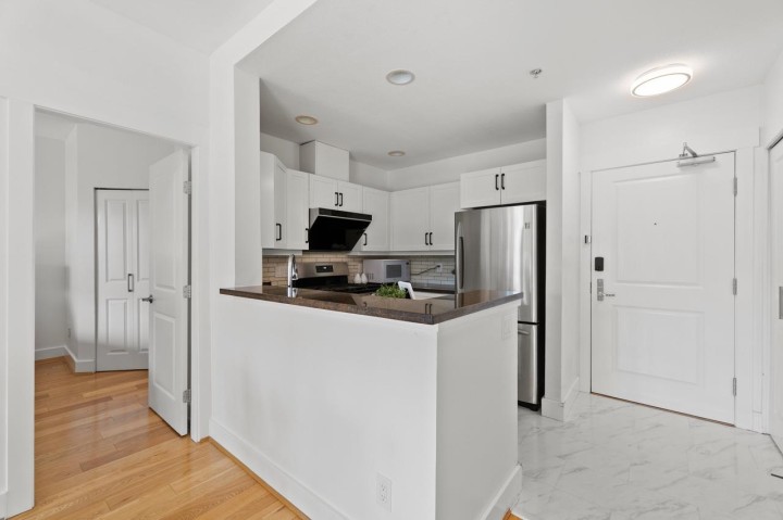 Photo 5 at 320 - 6328 Larkin Drive, University VW, Vancouver West