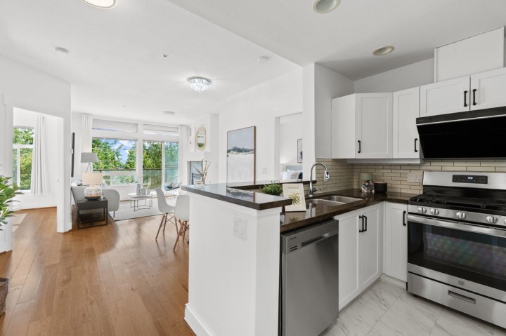 Photo 4 at 320 - 6328 Larkin Drive, University VW, Vancouver West