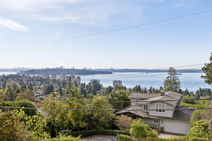 Photo 1 at 2545 Palmerston Avenue, Queens, West Vancouver