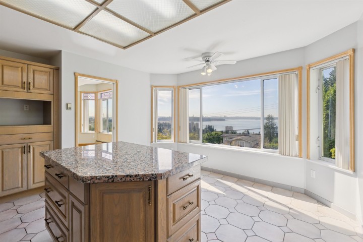 Photo 11 at 2545 Palmerston Avenue, Queens, West Vancouver