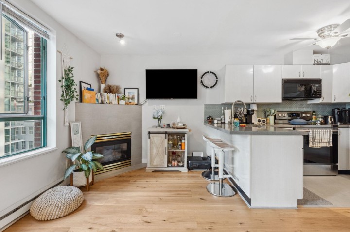 Photo 11 at 801 - 939 Homer Street, Yaletown, Vancouver West