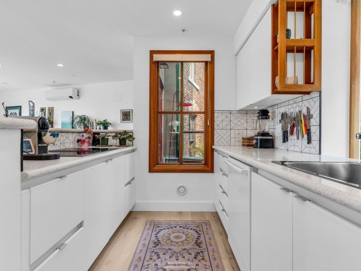 Photo 6 at 141 Alexander Street, Downtown VE, Vancouver East