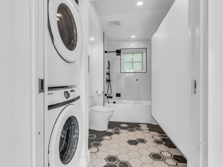 Photo 26 at 141 Alexander Street, Downtown VE, Vancouver East