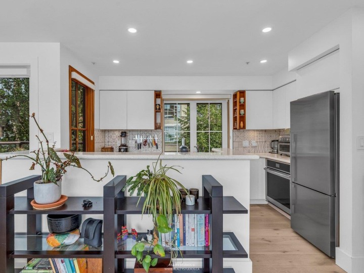 Photo 9 at 141 Alexander Street, Downtown VE, Vancouver East