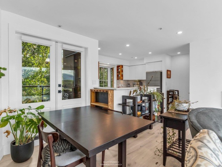 Photo 10 at 141 Alexander Street, Downtown VE, Vancouver East