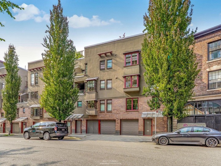 Photo 4 at 141 Alexander Street, Downtown VE, Vancouver East