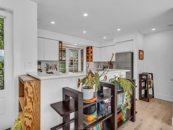 Photo 8 at 141 Alexander Street, Downtown VE, Vancouver East