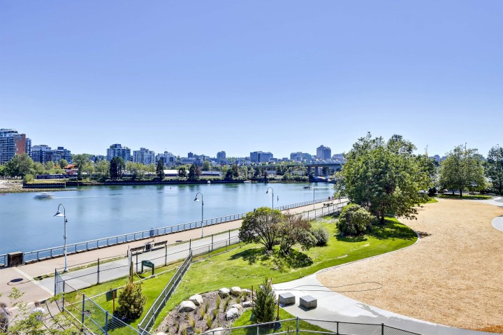 Photo 18 at 303 - 8 Smithe Mews, Yaletown, Vancouver West