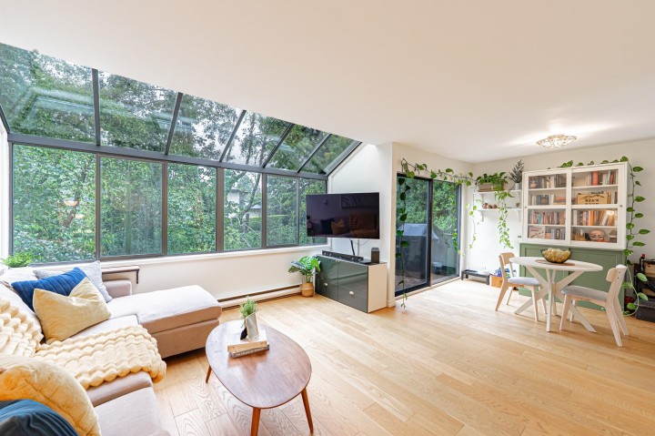 Photo 2 at 5 - 1786 Esquimalt Avenue, Ambleside, West Vancouver