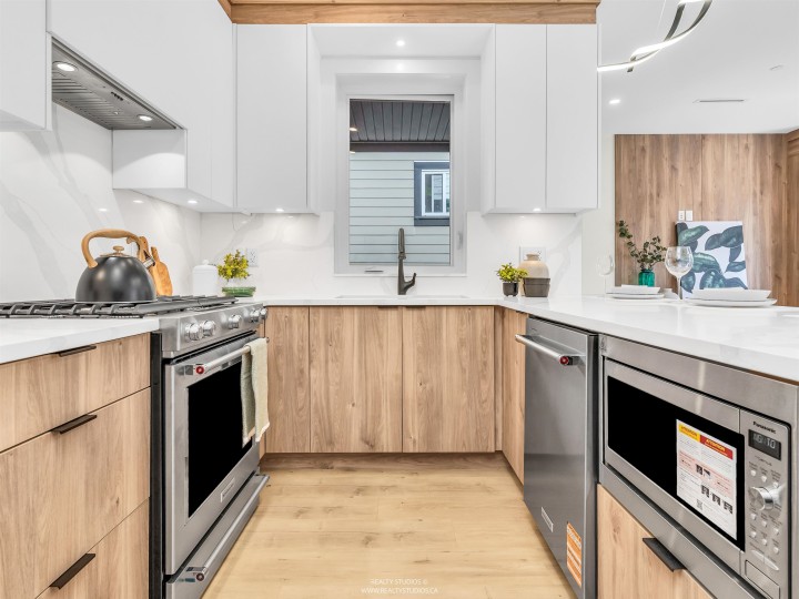 Photo 9 at 2 - 5221 Clarendon Street, Collingwood VE, Vancouver East