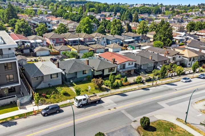 Photo 2 at 2386 E 33rd Avenue, Collingwood VE, Vancouver East