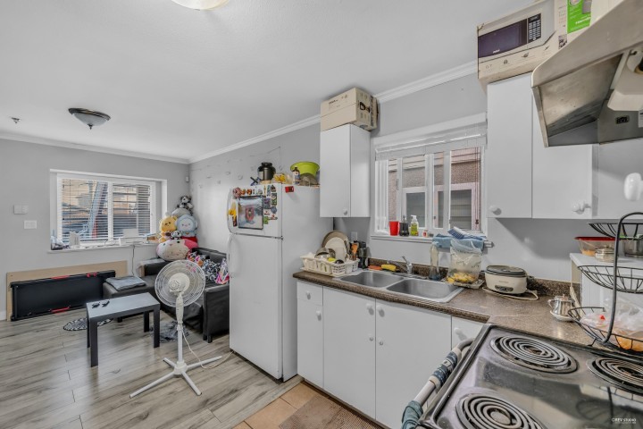 Photo 3 at 180 E 62nd Avenue, South Vancouver, Vancouver East