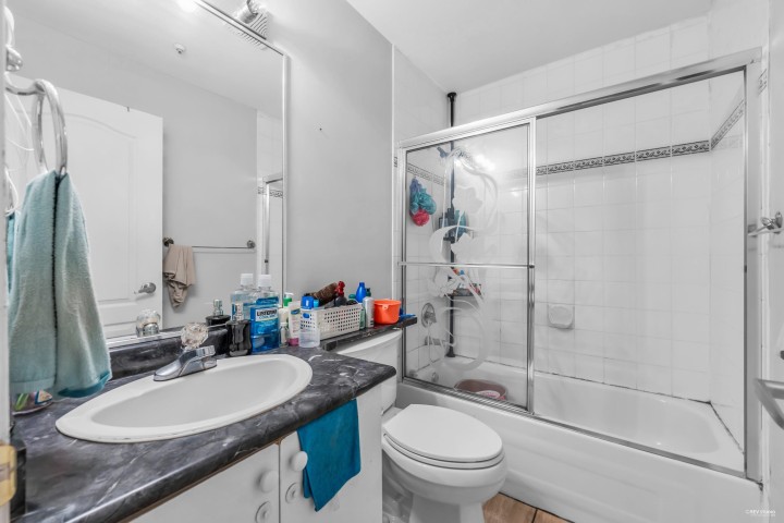 Photo 5 at 180 E 62nd Avenue, South Vancouver, Vancouver East