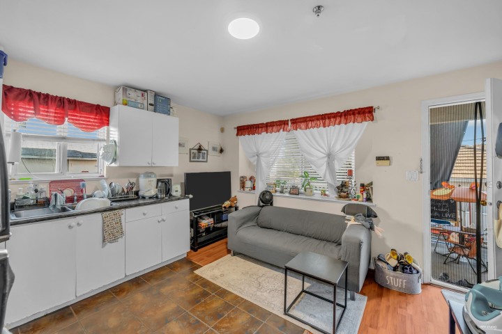 Photo 10 at 180 E 62nd Avenue, South Vancouver, Vancouver East