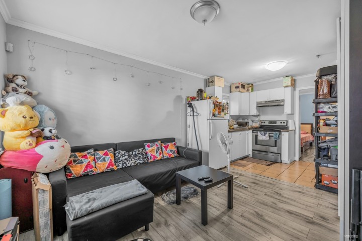 Photo 4 at 180 E 62nd Avenue, South Vancouver, Vancouver East