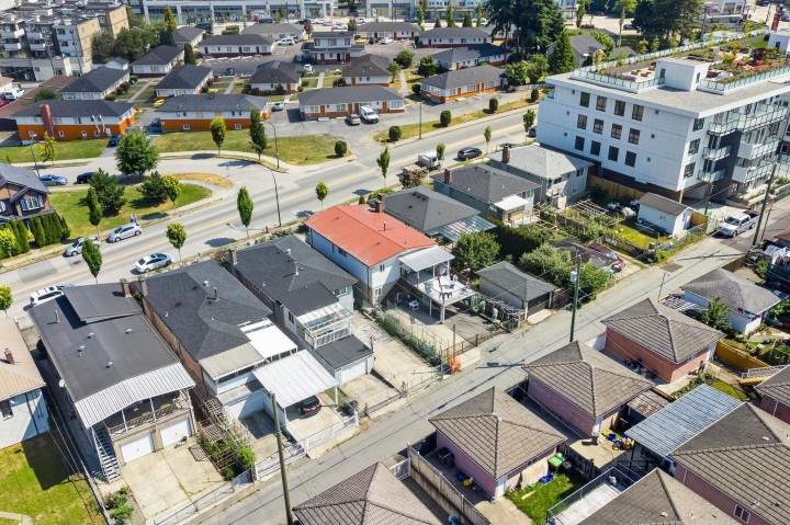 Photo 3 at 2380 E 33rd Avenue, Collingwood VE, Vancouver East