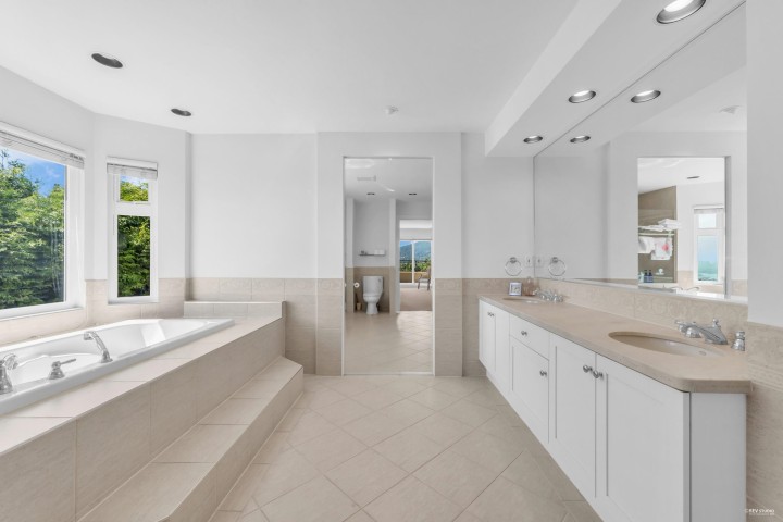 Photo 27 at 574 St. Andrews Place, Glenmore, West Vancouver