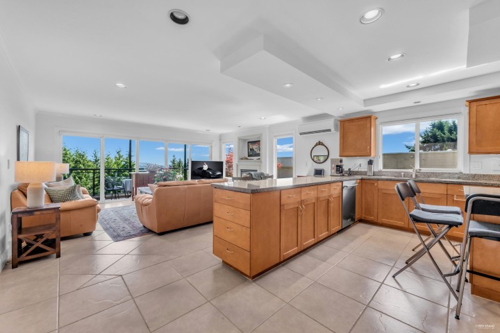 Photo 17 at 574 St. Andrews Place, Glenmore, West Vancouver